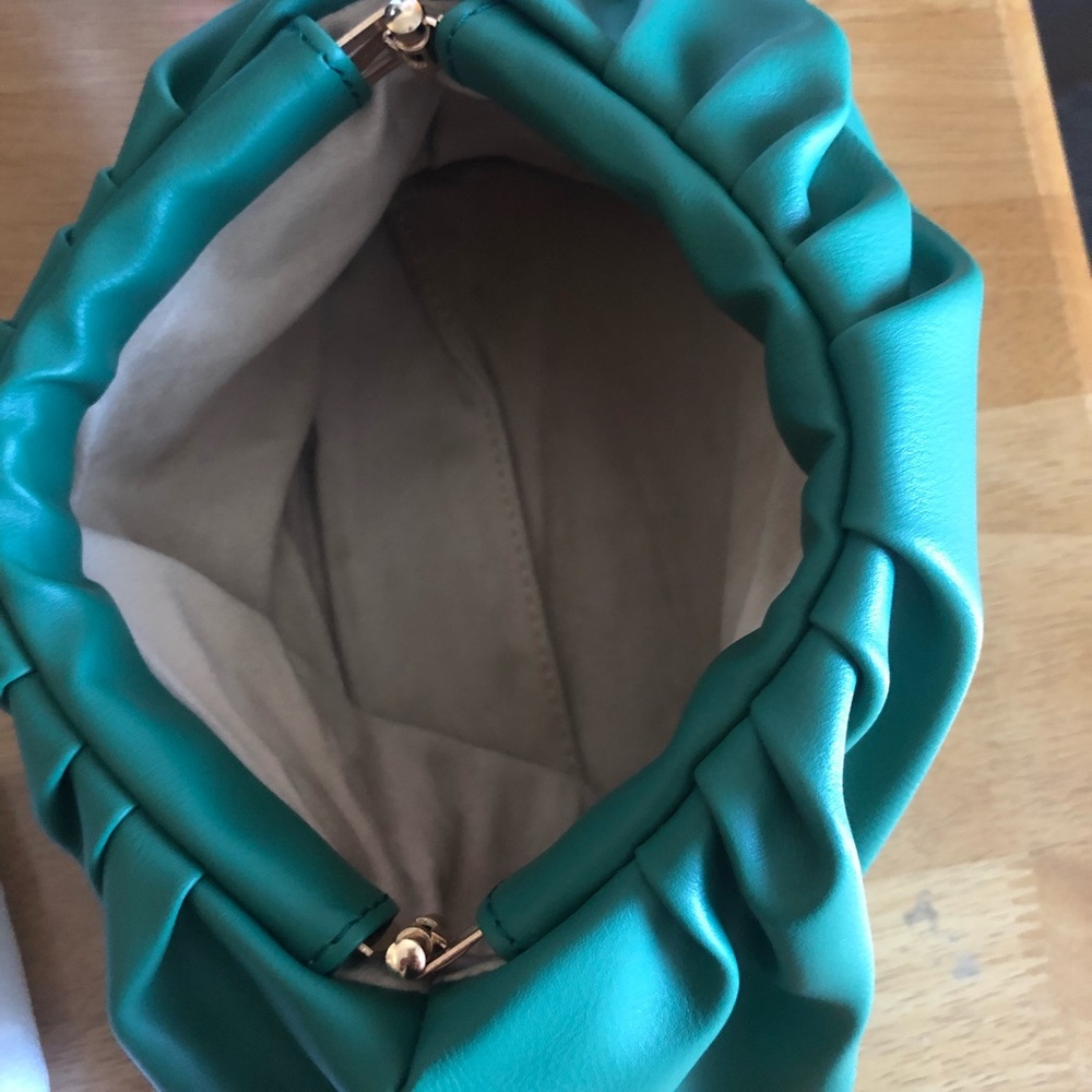 Design Wrinkled Cloud bag with thick Gold chain - Picture 4 of 5